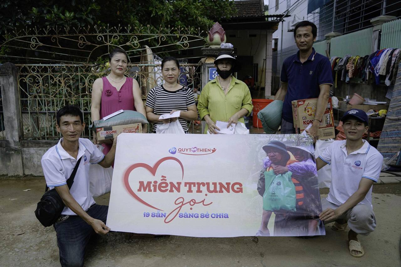 Hình ảnh tai nghe và biểu tượng 24/7, thể hiện dịch vụ hỗ trợ khách hàng chuyên nghiệp, tận tâm của K9BET hoạt động liên tục.